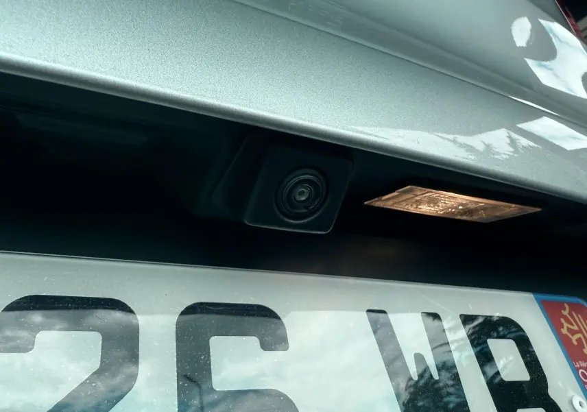 Gros plan sur la caméra de recul et l'éclairage de plaque arrière d'un Renault Kadjar gris 2020.