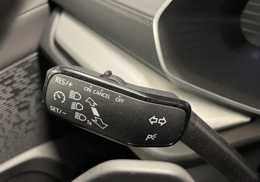 Gros plan sur la commande de régulateur de vitesse et clignotants dans l'habitacle d'une Skoda Octavia 2024.