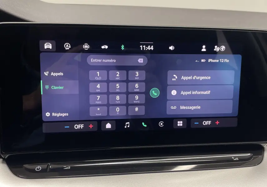 Tablette tactile centrale affichant le clavier d'appels dans l'habitacle d'une Skoda Octavia blanche 2024.