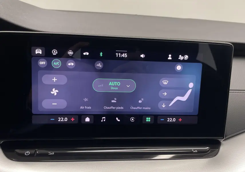 Écran tactile central de la Skoda Octavia 2024 affichant les réglages de climatisation à 22°C en mode automatique doux.