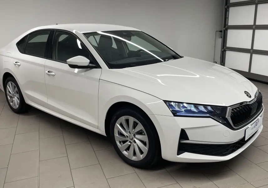 Skoda Octavia 2024 blanc candy vue 3/4 avant droit, avec calandre noire et jantes alliage argentées.