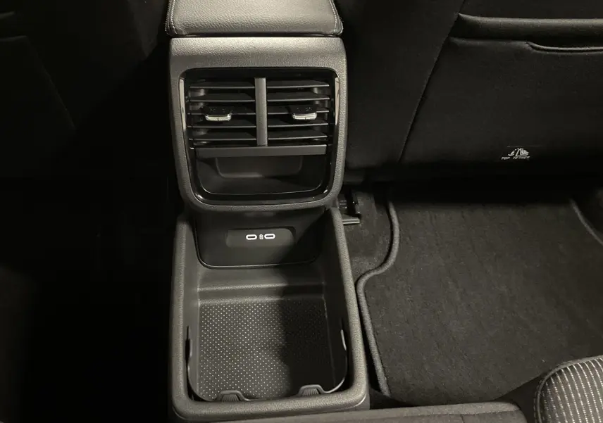 Vue rapprochée de la console arrière noire avec prises USB et aérateurs dans une Skoda Octavia 2024.