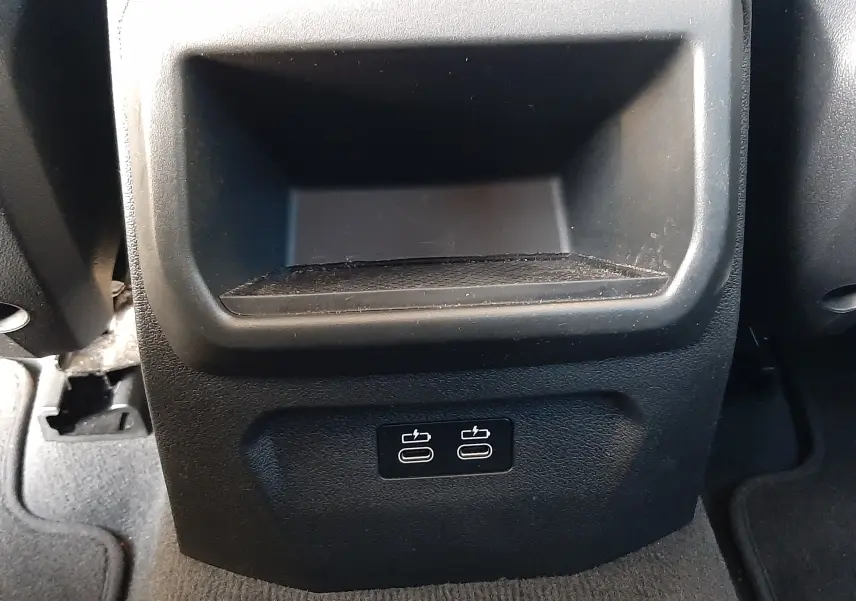 Vue rapprochée de la console arrière noire avec deux ports USB-C de la BMW Série 1 gris Skyscraper 2025 M Sport Design.