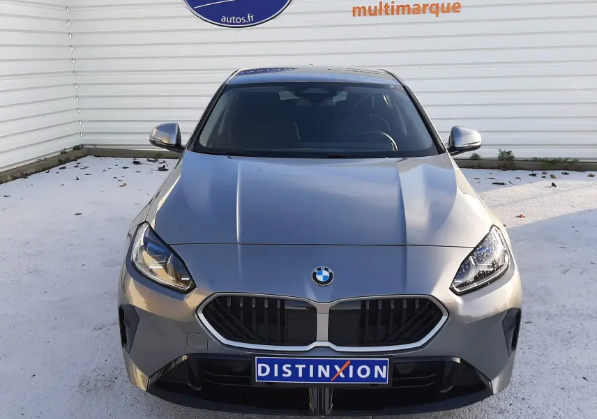 BMW Série 1 gris Skyscraper vue de face, mettant en valeur la calandre M Sport et les phares LED avancés.