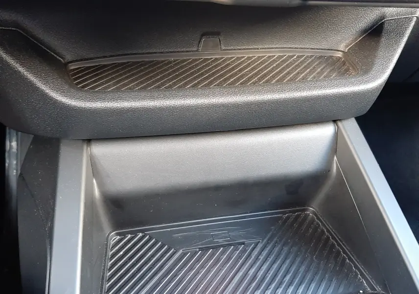 Espace de rangement et console centrale noire avec surface antidérapante dans une BMW Série 1 F70 gris Skyscraper.