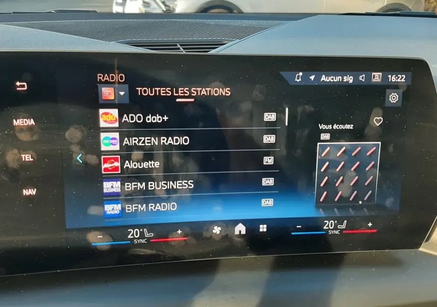 Vue intérieure du tableau de bord de la BMW Série 1 120D M Sport avec écran tactile radio et climatisation affichés.
