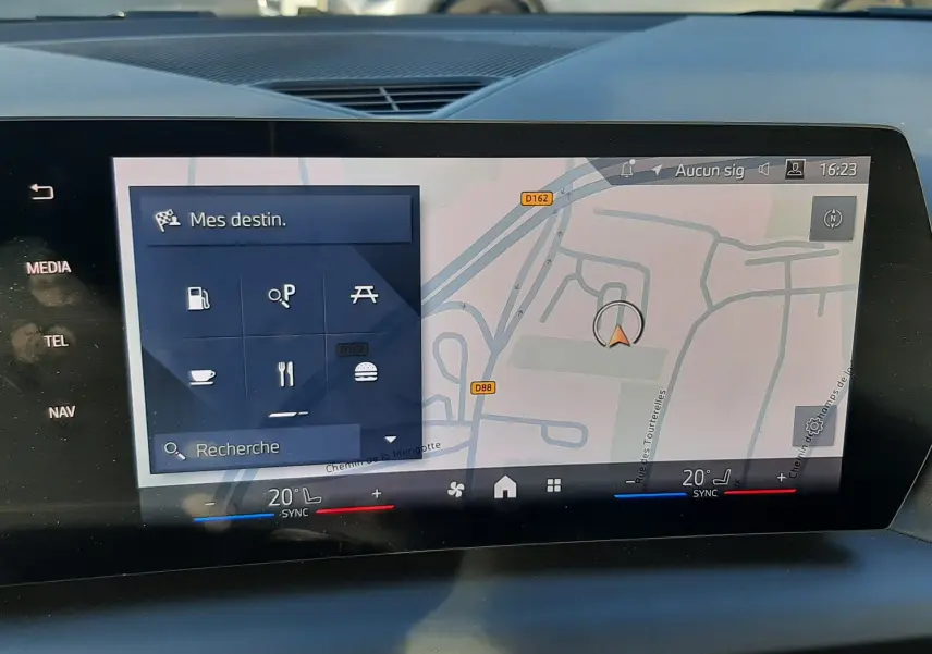 Écran tactile du système de navigation BMW Série 1 120D M Sport, affichant une carte et options de destination.
