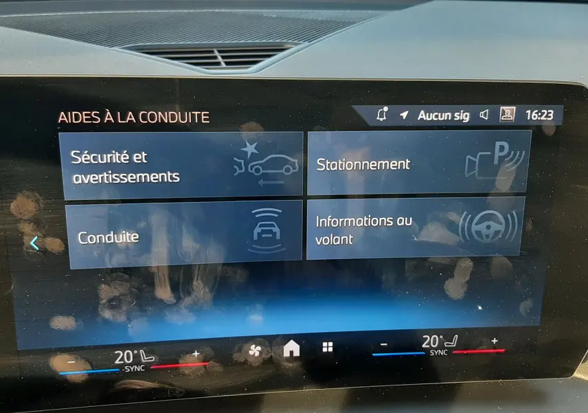Vue intérieure du tableau de bord de la BMW Série 1 120d M Sport avec écran tactile affichant les aides à la conduite.