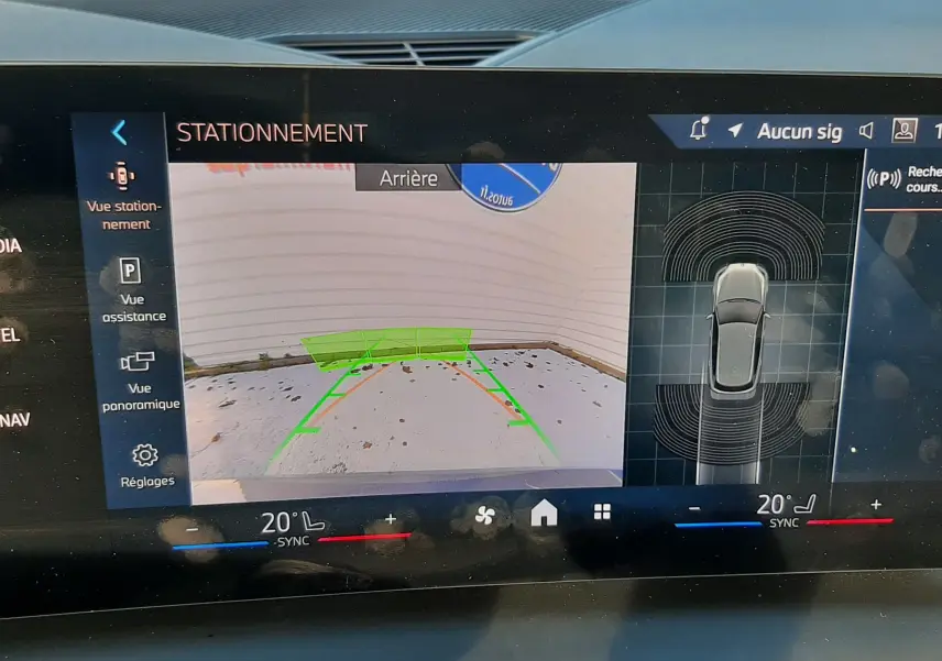 Écran de la BMW Série 1 120D M Sport 2025 montrant l'assistance au stationnement avec vue arrière et capteurs actifs.