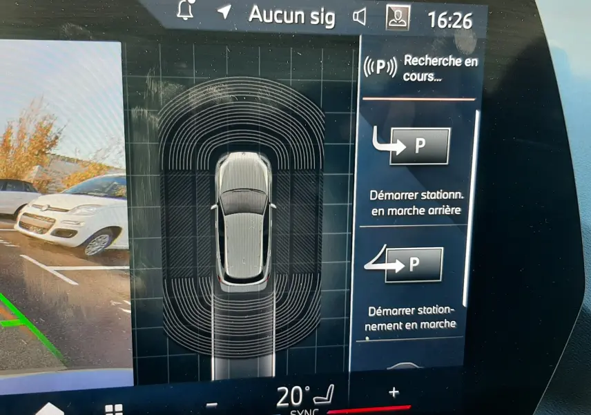 Affichage intérieur de l'assistant de stationnement de la BMW Série 1 120D M Sport Design avec vue 360° et caméra arrière active.