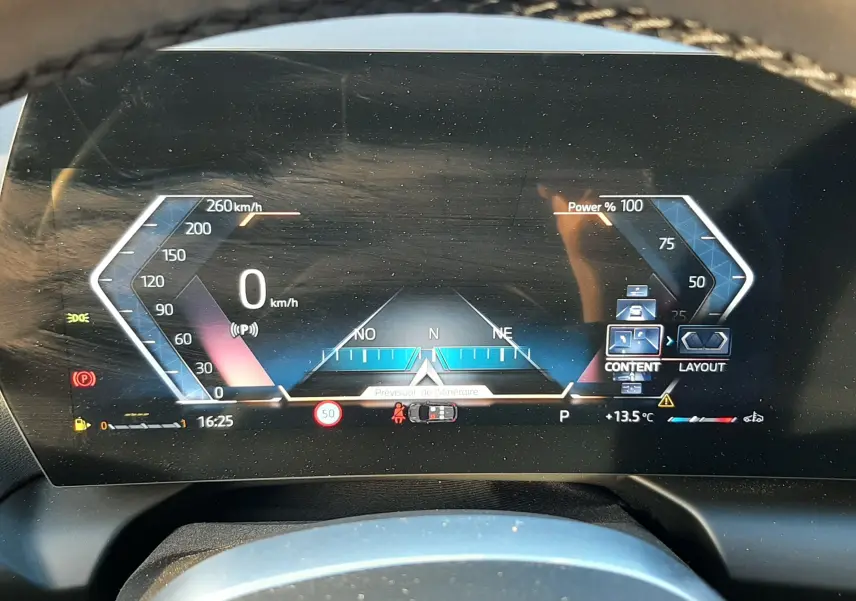 Tableau de bord numérique de BMW Série 1 F70 120D M Sport, affichage vitesse et navigation en vue frontale rapprochée.