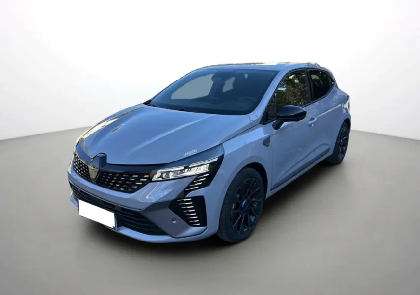 Renault Clio V E-Tech 145 Esprit Alpine gris rafale en 3/4 avant droit avec jantes noires et calandre distinctive.