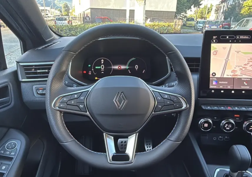 Vue intérieure centrée sur le volant Renault Clio V E-Tech 145 Esprit Alpine, avec tableau de bord numérique et écran tactile.