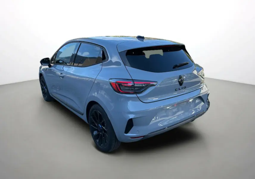 Renault Clio V E-Tech 145 Esprit Alpine gris rafale vue 3/4 arrière droit avec jantes noires distinctives