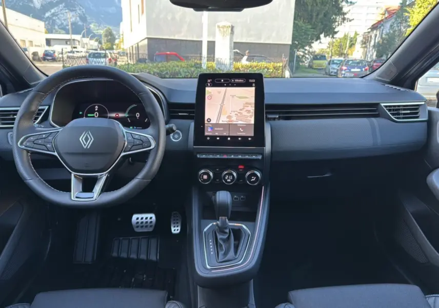 Intérieur de la Renault Clio V E-Tech 145 Esprit Alpine 2025, vue frontale sur le tableau de bord et la console centrale avec écran tactile.