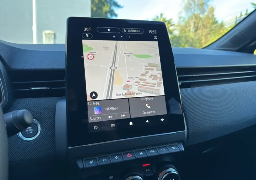 Vue rapprochée de l'écran tactile central du tableau de bord de la Renault Clio V E-TECH 145 Esprit Alpine 2025 gris rafale.