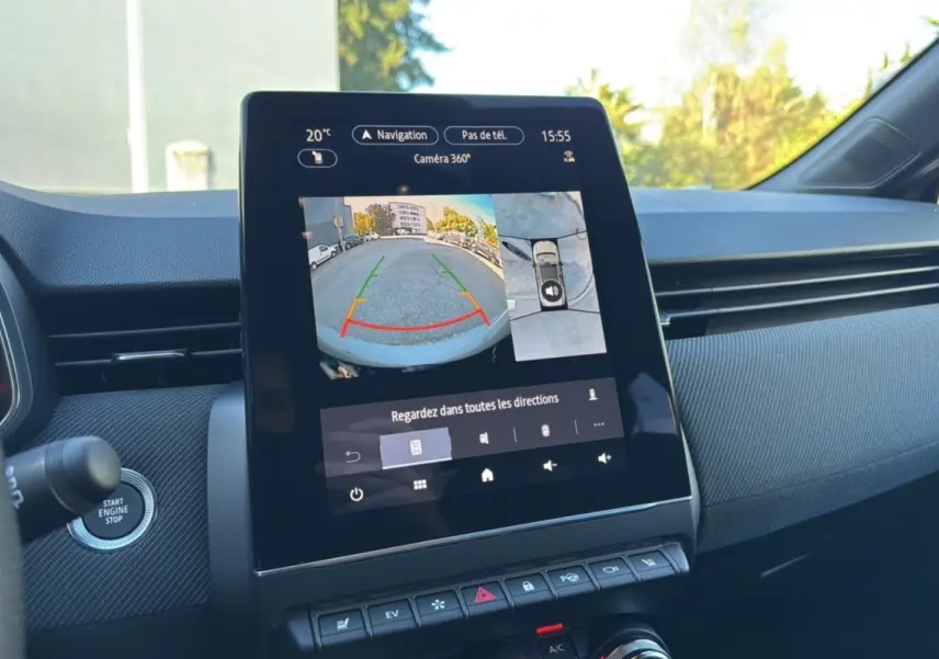 Vue rapprochée de l'écran central tactile de la Renault Clio V E-Tech 145 Esprit Alpine 2025, affichant la caméra 360°