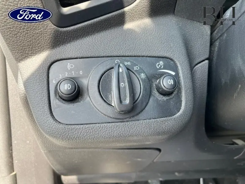 Gros plan sur les commandes d’éclairage du tableau de bord du Ford Kuga blanc glacier, version 2017 Titanium.