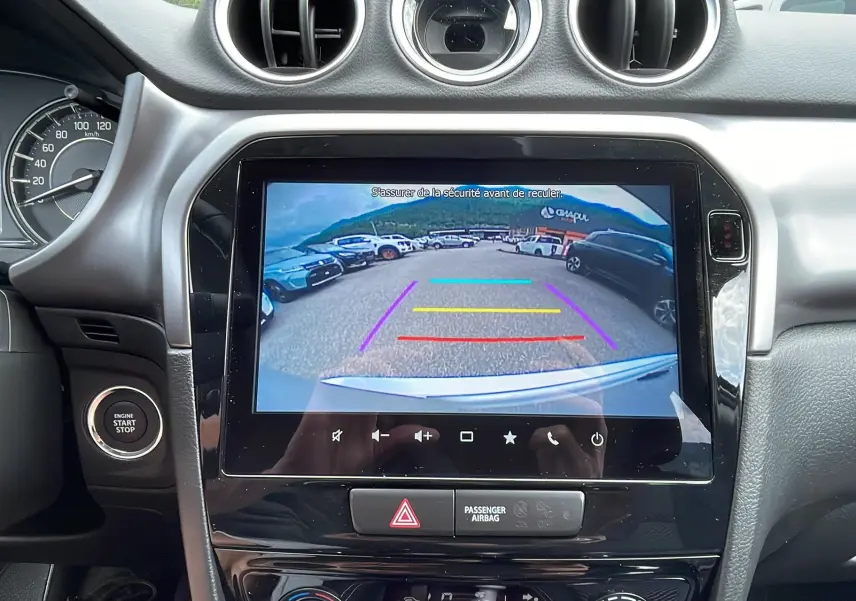 Vue intérieure du tableau de bord du Suzuki Vitara 2025 avec écran multimédia affichant la caméra de recul.