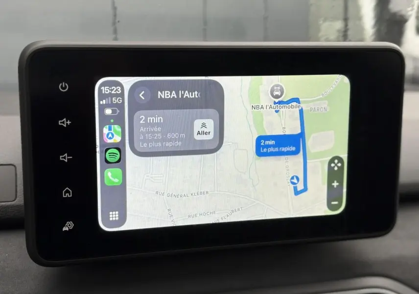 Écran tactile 8 pouces du système Media Nav affichant une navigation GPS dans une Dacia Sandero Stepway Bleu Iron.