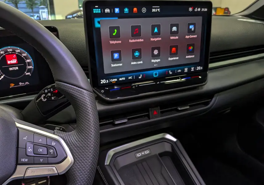 Vue intérieure du tableau de bord du Volkswagen T-Roc eTSI 150 R-Line 2026, avec écran tactile central et volant partiel noir.