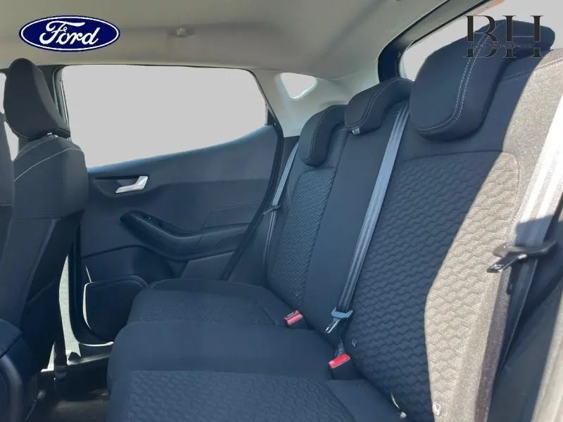 Vue intérieure sur la banquette arrière noire de la Ford Fiesta 2022, côté droit avec ceintures et appuie-têtes visibles.