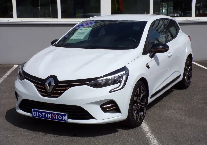 Renault Clio V blanche vue en 3/4 avant droit, avec jantes alliage noires et calandre au logo chromé.