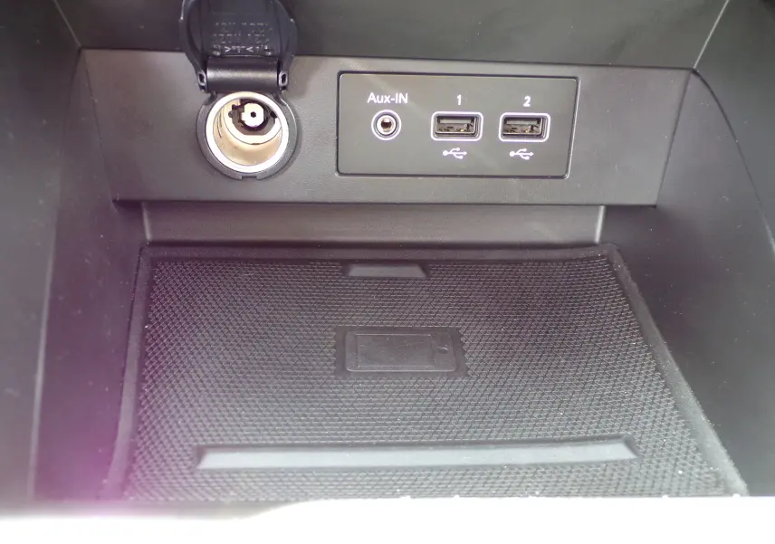 Gros plan sur la console centrale de la Renault Clio V 1.3 TCE 140 ch avec ports USB, prise Aux-IN et allume-cigare.