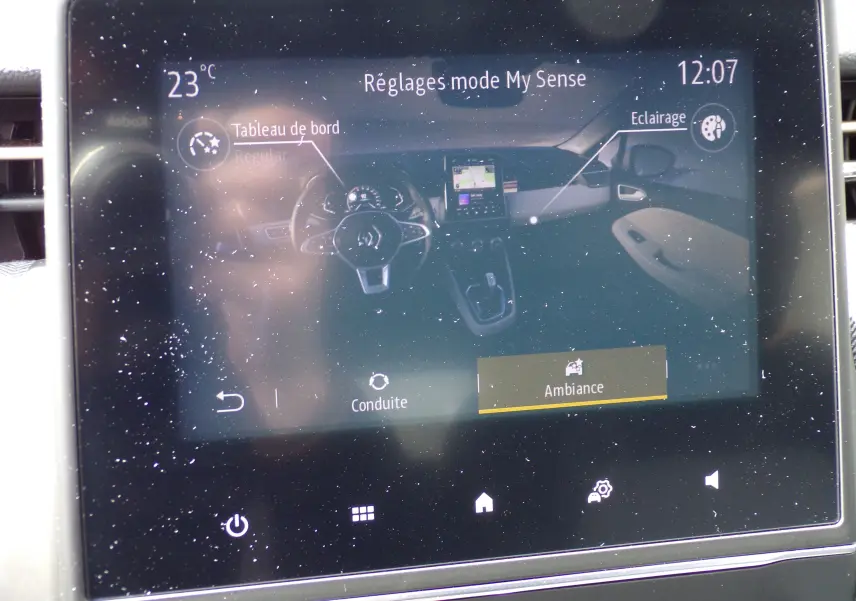 Écran tactile intérieur de la Renault Clio V blanc, affichant les réglages du mode My Sense avec tableau de bord et ambiance.