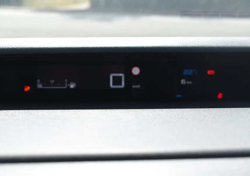 Affichage numérique du tableau de bord de la Citroën C3 2025, montrant la température et l'autonomie restante.