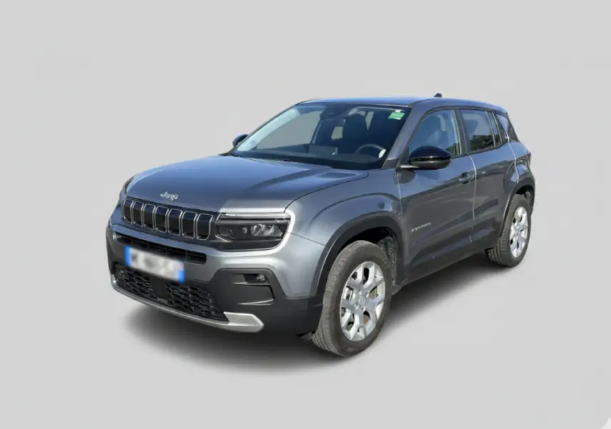 Jeep Avenger gris en vue 3/4 avant droit, avec calandre distinctive et jantes alliage 17 pouces visibles.