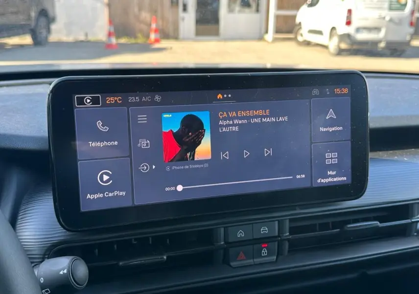 Écran tactile central de la Jeep Avenger 2025 affichant la musique et les options Apple CarPlay, vue intérieure frontale.