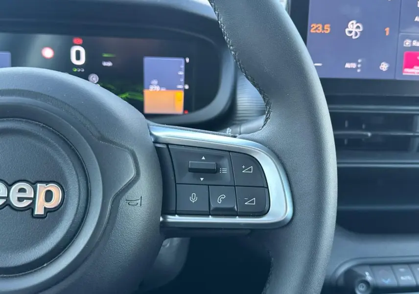 Gros plan sur le volant gris foncé du Jeep Avenger 2025, avec commandes intégrées visibles à droite.