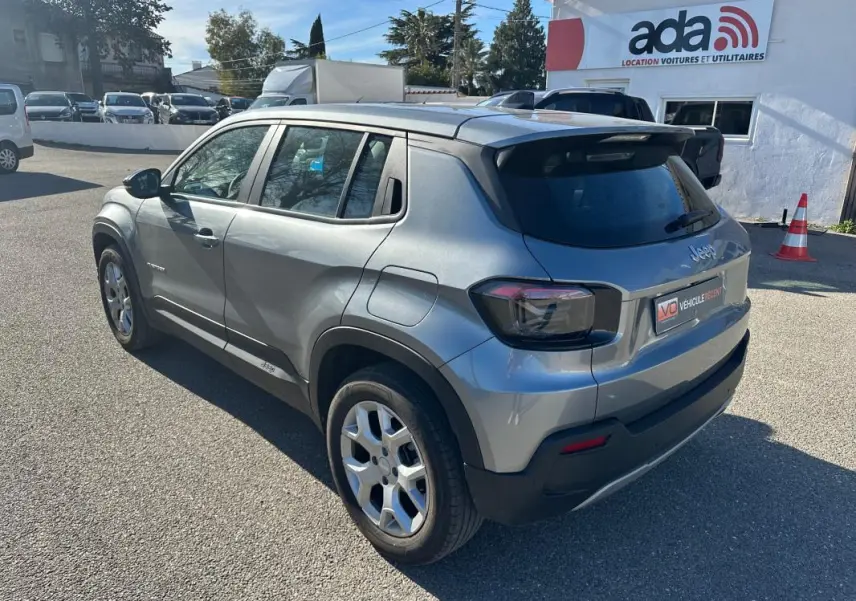 Jeep Avenger gris vue 3/4 arrière droit, jantes alliage 17 pouces, vitres teintées et feux arrière LED.