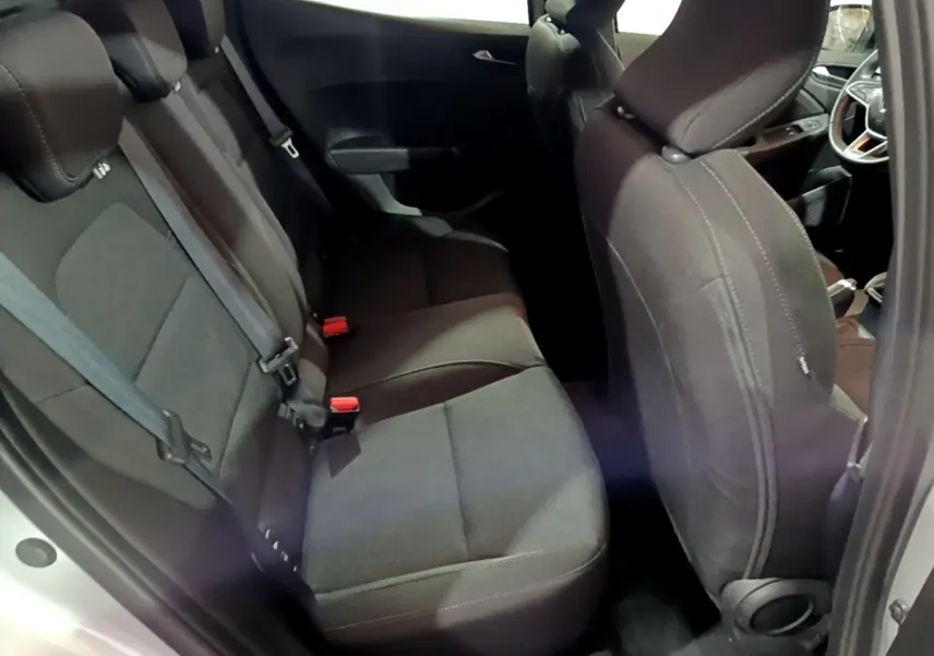 Vue intérieure côté droit montrant les sièges arrière noirs et partie avant d'une Renault Clio gris clair 2023.