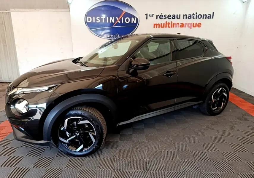 Nissan Juke noir vue de profil côté gauche, avec jantes noires et passages de roues noirs mats.