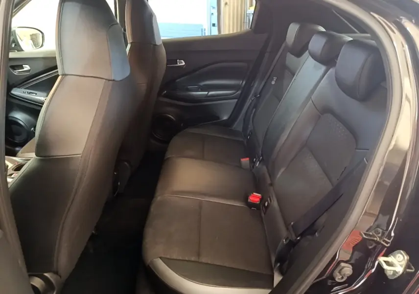 Vue intérieure côté droit montrant la banquette arrière noire du Nissan Juke DIG-T 114 DCT 2022 avec sièges 3 places.