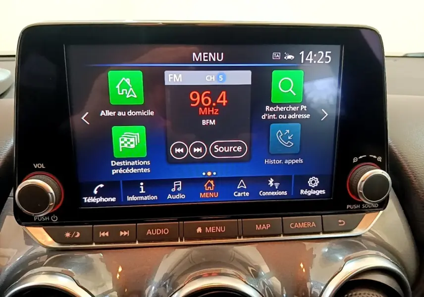 Écran tactile central du tableau de bord du Nissan Juke noir 2022 affichant le menu radio et navigation.