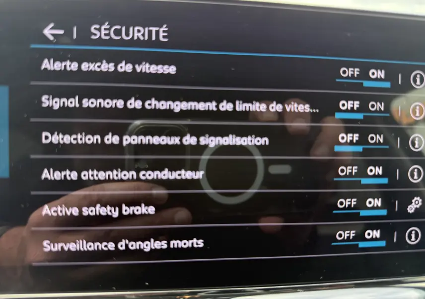 Écran tactile intérieur du Citroën C5 Aircross Hybrid 2025 affichant les options de sécurité activées.