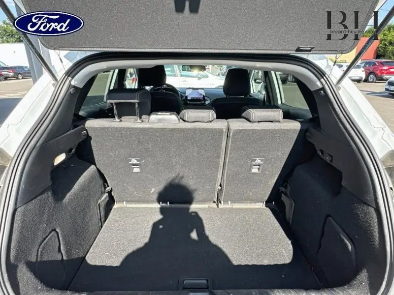 Coffre ouvert vu de l'arrière d'un Ford Puma blanc Glacier 2024, banquette arrière en tissu noir Kasbah visible.