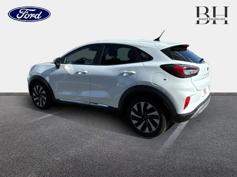 Ford Puma blanc Glacier vu en 3/4 arrière droit, soulignant ses feux LED et jantes alliage distinctives.