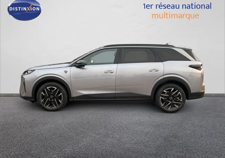 Peugeot 5008 Hybrid gris Artense métal avec toit noir, vue profil côté gauche sur fond neutre.