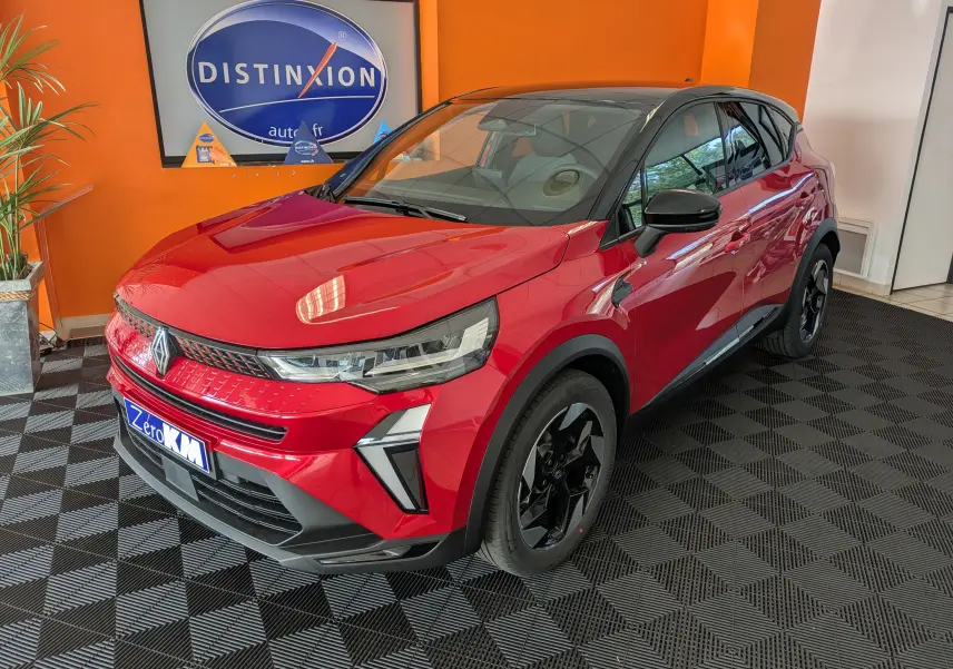 Renault Captur E-Tech Full Hybrid 160 rouge flamme avec toit noir, vue 3/4 avant droit en intérieur showroom.