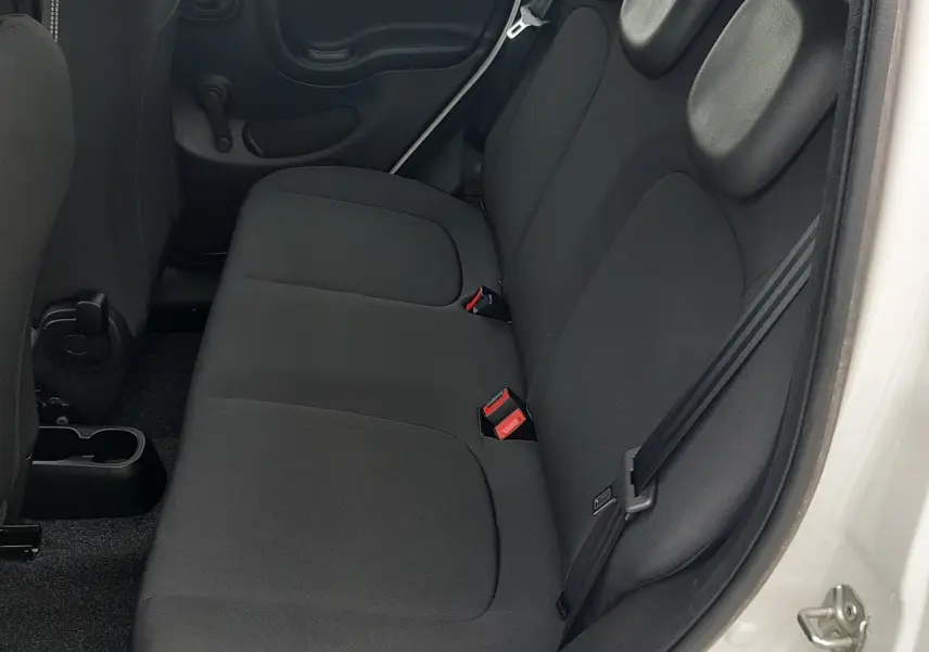 Vue intérieure côté droit sur la banquette arrière noire en tissu du Fiat Panda blanc Gelato 2025 cinq portes.