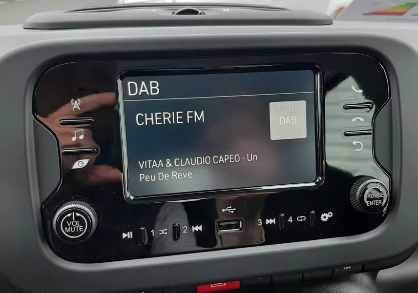 Écran multimédia de la Fiat Panda blanc Gelato 2025 affichant la radio DAB sur CHERIE FM, vue intérieure centrale.