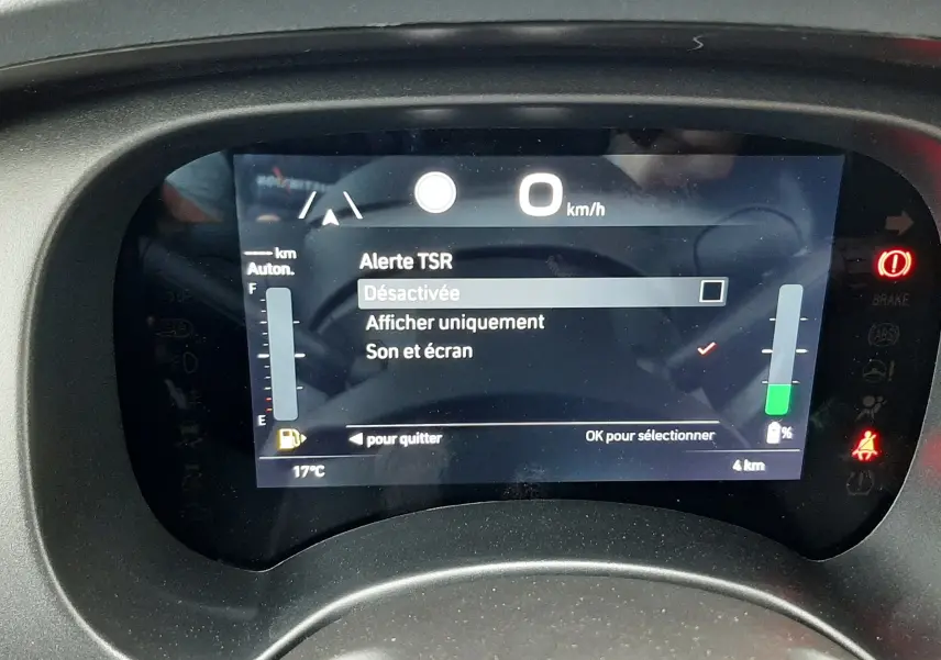 Tableau de bord numérique de la Fiat Panda blanc gelato 2025 affichant l'alerte TSR désactivée et jauge carburant.