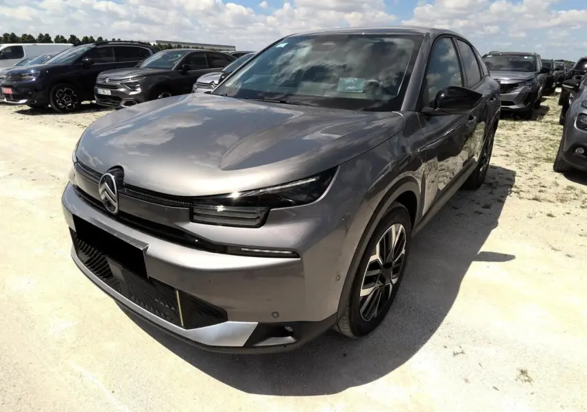 Citroën C4 Hybrid gris Mercury vue 3/4 avant droit, avec jantes alliage et phares LED distinctifs.