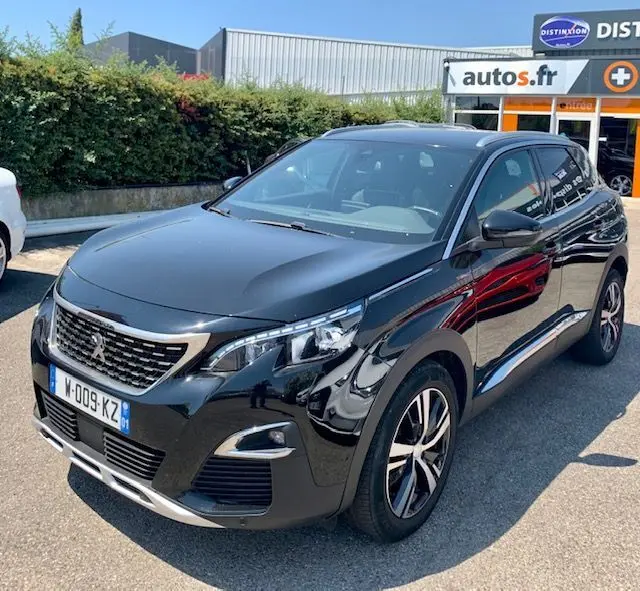 Peugeot 3008 noir 2018 en 3/4 avant droit, mettant en valeur sa calandre et ses jantes alliage distinctives.