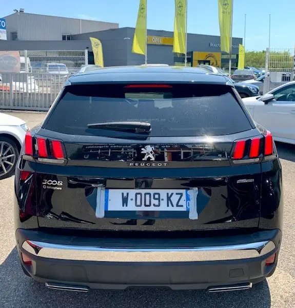 Vue arrière d'un Peugeot 3008 noir 2018 GT Line avec feux arrière à trois griffes rouges distinctives.