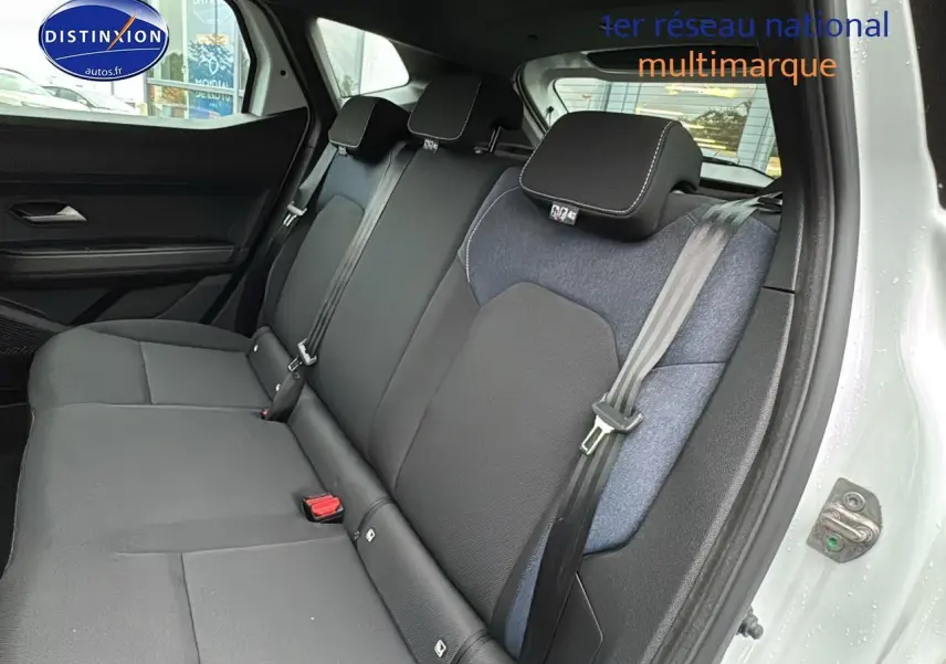 Vue côté droit de la banquette arrière noire et grise du Dacia Duster blanc Arctic 2025 avec ceinture de sécurité visible.